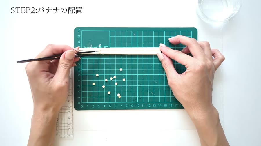カットしたバナナを割り箸の上に並べる