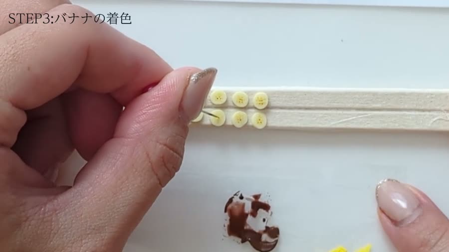 待ち針で種を入れる