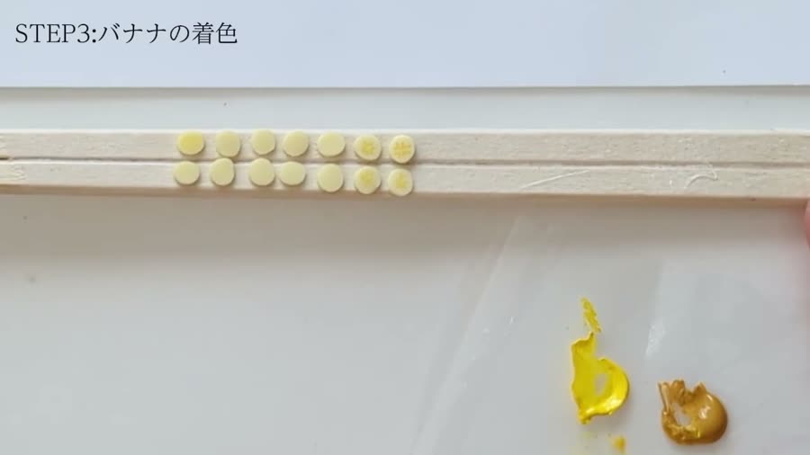V字の線を描いたバナナ