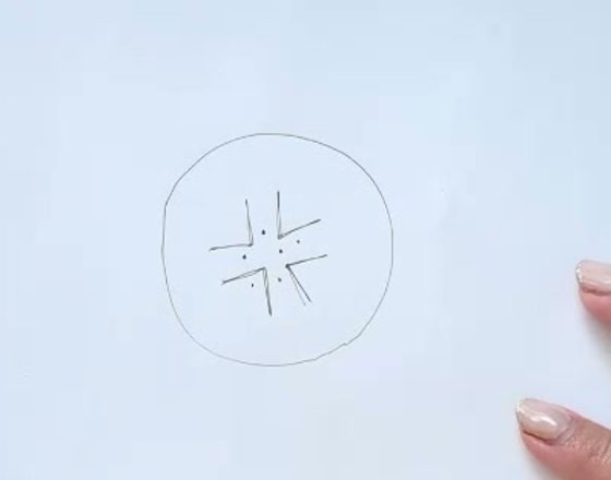 バナナの断面の模様の図。中心にV字の線と小さな種